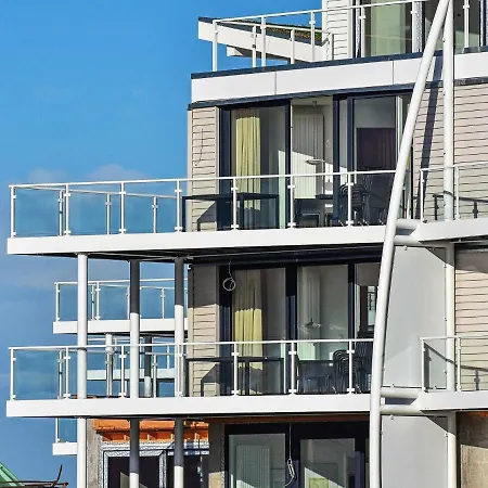 アパート 6 Person In