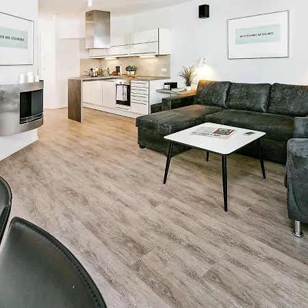 アパート 6 Person In