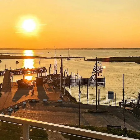 アパート 6 Person In *