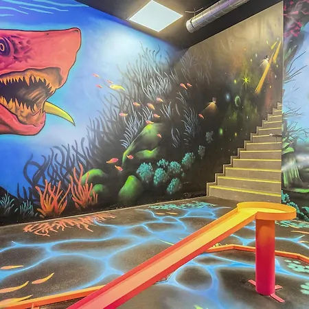 アパート 6 Person In