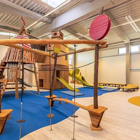 アパート 6 Person In